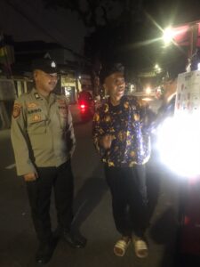 Patroli Pemukiman Pagi Hari Briptu Argo Ryantama Sambangi Warga