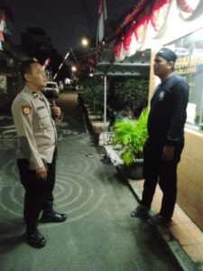 Patroli 1051 Polsek Metro Tanah Abang Patroli Malam Hari Dan Sambangi Poskamling RT 01 RW 02 Kelurahan Petamburan