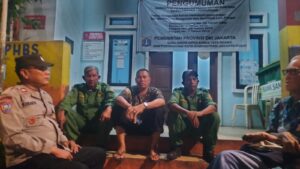 Patroli Dialogis Bhabinkamtibmas Kelurahan Johar Baru Sambang Ke Pos Kamling RW 06