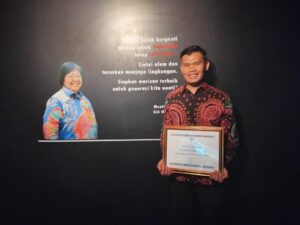 Danramil 02/Matraman Terima Penghargaan Anugerah Like 2 dari Menteri KLHK Siti Nurbaya