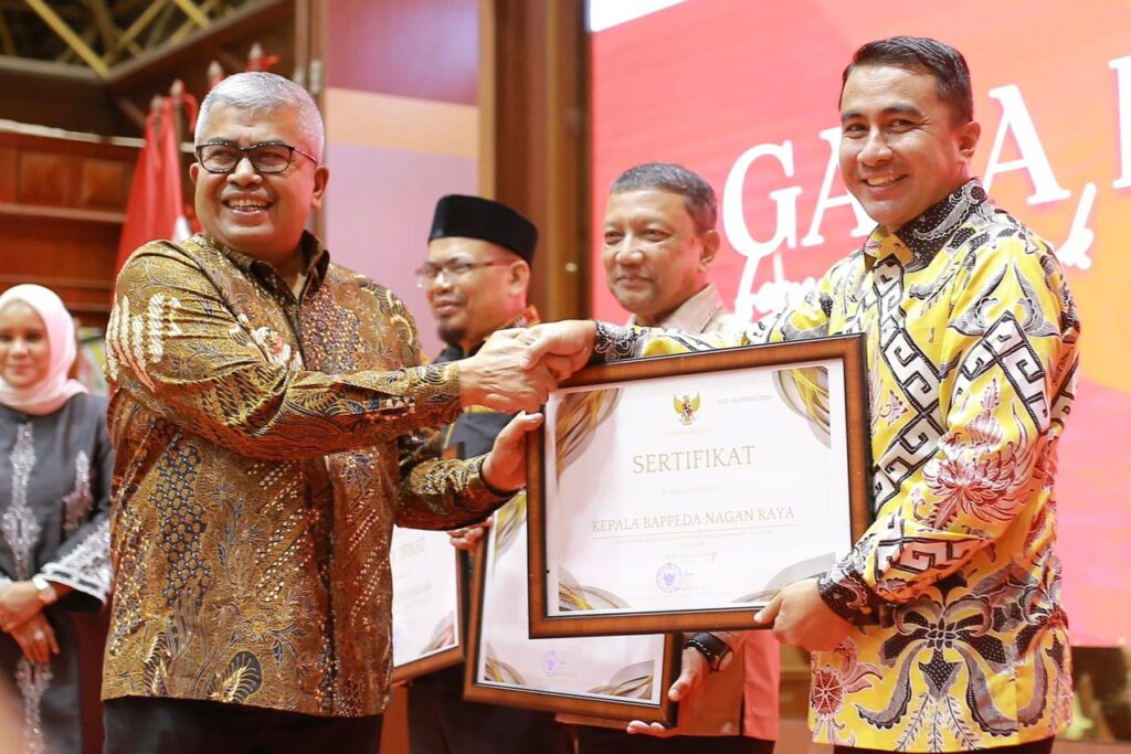 Pj Bupati Nagan Raya dan Kepala Bappeda, Terima Penghargaan dari Gubernur Aceh