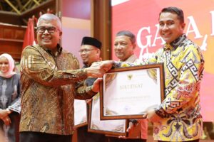 Pj Bupati Nagan Raya dan Kepala Bappeda, Terima Penghargaan dari Gubernur Aceh