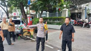 Aipda Zaenal Sambang Wilayah Kebon Kelapa Jaga Keamanan Wilayah.