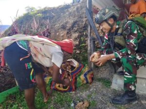 Satgas Yonif 509 Kostrad dapat Makanan Sehat dari Borong Hasil Tani (ROSITA) Mama Papua
