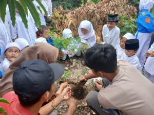 Tumbuhkan Kepedulian Masyarakat Terhadap Lingkungan, Kelompok KKN 51 UIN SSC Gelar Kegiatan Menanam Tanaman di Desa Rawaurip