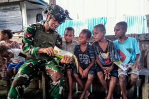 Asah Kemampuan Membaca Anak – Anak Papua, Kesatria Mayangkara Berikan Materi Mandiri di Pos
