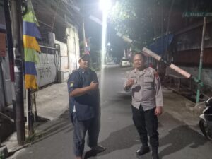 Panit Patroli Polsek Johar Baru Sampaikan Imbauan Ke Petugas Pos Kamling