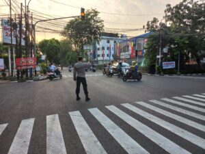 Kapolsek Johar Baru Bersama Kapolsubsektor Kayu Awet Melaksanakan Pengaturan Lalu Lintas Pagi Hari di Jalan Percetakan Negara Raya.