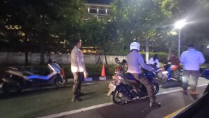 Personil Gabungan Membubarkan Kendaraan Yang Terparkir Depan Hotel Kempinsky
