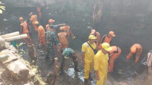Bersihkan Sampah dan Perbaikan Perengan Kali Oleh Babinsa Bersama Dinas Terkait