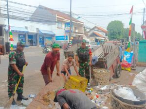 Petugas Kebersihan Bersama Babinsa Duren Sawit Ciptakan Lingkungan Bersih