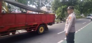 Pengaturan Arus Lalu Lintas Sore Hari Kapolsubsektor Galur di Jalan Letjend Suprapto.
