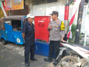 Sambang Wilayah Bhabinkamtibmas Kelurahan Galur Berikan Imbauan Petugas Kamling.