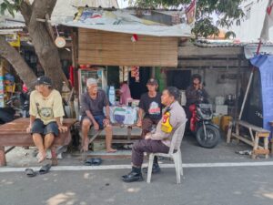 Bhabinkamtibmas Kelurahan Kemayoran Melaksanakan Kegiatan Sambang Dan Patroli Dialogis