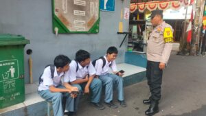 Patroli Dialogis Bhabinkamtibmas Kelurahan Johar Baru Berikan Imbauan Kepada Pelajar Yang Nongkrong-nongkrong