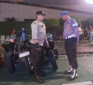 Personil Gabungan Polsek Metro Menteng Membubarkan Motor Yang Terparkir Depan Plaza Indonesia
