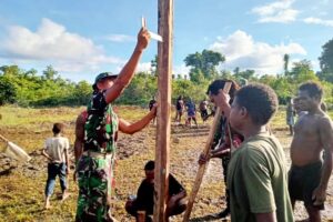 Satgas Yonif 503 Kostrad Bangun Sarana Olahraga Bagi Warga Mumugu