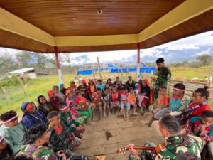 Tingkatkan Iman, Ksatria Yonif 323 Kostrad Ibadah Bersama Masyarakat