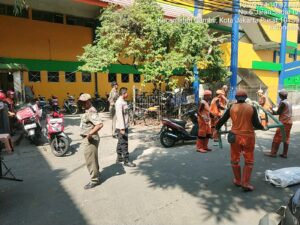 Upaya Penataan Lingkungan, Aipda Irvan dan Petugas Pemkot Jakpus Tertibkan Pedagang di Jalan Sadar IV