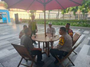Bhabinkamtibmas Kelurahan Senen Bersama Babinsa Senen Kunjungi Proyek Senen Blok 1 Dan 2