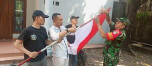 Babinsa Koramil 04/Pulogadung Himbau Masyarakat  Pasang Bendera Merah Putih Dalam Komsosnya