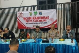 Ngopi Kamtibmas Polsek Metro Menteng Bareng Warga Lapangan Bulutangkis RT. 002/01 Kelurahan Pegangsaan