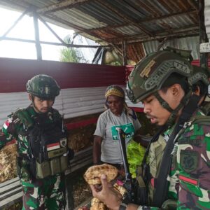 Borong Hasil Tani dan Pengobatan Gratis kepada Mama-mama Papua