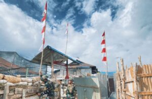 Pemasangan Bendera dan Umbul-Umbul dalam memeriahkan Semarak HUT Ke-79 RI di Daerah Operasi