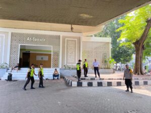 Berikan Keamanan Penumpang, Anggota Polsubsektor Monas Timur Sambangi Stasiun Kereta Api