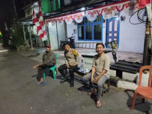 Patroli Wilayah Kapolsubsektor Kayu Awet Sambang Dialogis Berikan Imbauan Petugas Kamling.