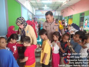 Bhabinkamtibmas Kelurahan Kemayoran Melakukan Monitoring Kegiatan Posyandu Balita Dan Lansia