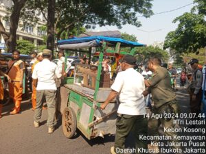 Bhabinkamtibmas Kelurahan Kebon Kosong Bersinergi Dengan 3 Pilar Dalam Rangka Penertiban Parkiran Liar