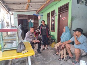 Aiptu Teguh Sambangi Warganya Di Pemukiman RT 08 RW 02 Berikan Imbauan Kamtibmas