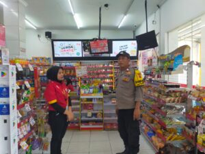 Patroli Siang Hari Aiptu Baktiar Emri Sambang Dialogis Berikan Imbauan Karyawan Alfamart.