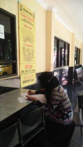 Personil Polsek Senen Polres Metro Jakarta Pusat Laksanakan Pelayanan SKCK