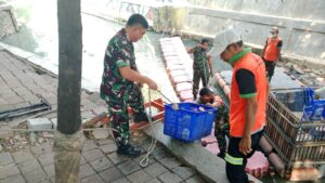 Babinsa Matraman Gandeng UPK Dinas Pengairan Bersihkan Kali Utan Kayu Utara