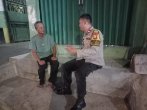 Sambangi Warganya Malam Hari Aiptu Suhartono Berikan Imbauan Kamtibmas Di Pemukiman RW 06