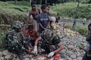 Satgas Yonif 503 Kostrad Obati Anak – Anak Papua Kecelakaan Main Bola