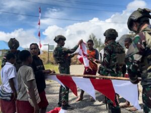 Satgas Yonif 509 Kostrad dan Anak-anak Papua Pasang Bendera Merah Putih untuk Peringati Hari Kemerdekaan di Kampung