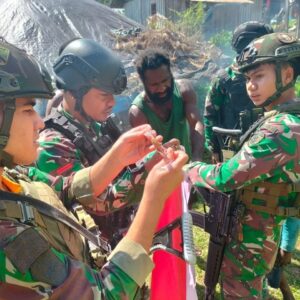 Bersama Warga, Satgas Yonif 323 Kostrad Kibarkan Bendera Merah Putih Sambut HUT Ke -79 RI