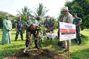 Peringati Hari Pramuka Ke-63, Pangdivif 2 Kostrad Tanam Pohon Alpukat Nusantara