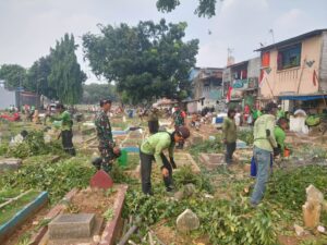 Ciptakan Lingkungan Bersih, Koramil Jatinegara Giat Karya Bakti Bersihkan TPU