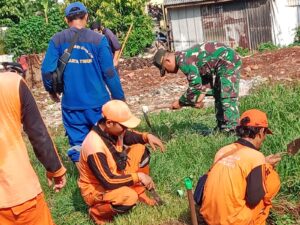 Bersihkan Lahan Kosong, Oleh Babinsa Koramil Pasar Rebo