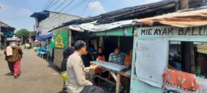 Aiptu Deny Sukmo P Kumpul Bareng Ibu-Ibu Di Pemukiman RT 14 RW 16 Kelurahan Kebon Melati