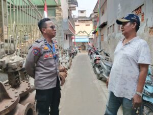 Patroli Wilayah Sore Hari Bhabinkamtibmas Kelurahan Kampung Rawa Interaksi dan Komunikasi Sosial Dengan Warga