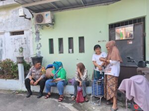 Aiptu Teguh Sambangi Warganya Di Pemukiman RT 08 RW 02 Kelurahan Gelora