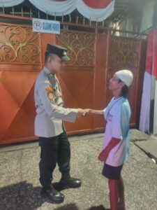Patroli Dini Hari Briptu M Iqbal Anggota Patroli Berikan Imbauan Kepada Warga