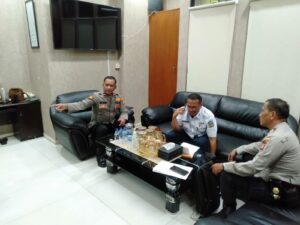 Anggota Polsubsektor Monas Timur Dampingi Kanit Binmas Sambangi Stasiun Besar Gambir
