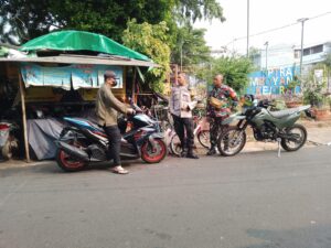 Cegah Tawuran Aipda Irvan dan Babinsa Pantau Bubaran Jam sekolah di Petojo Utara