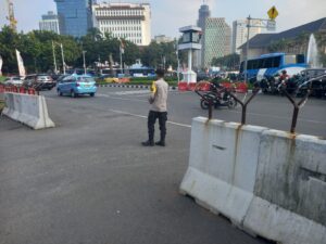 Laksanakan Pengaturan Lalu Lintas di Patung Kuda, Bripka Salam Urai Kemacetan di Jam Pulang Kerja